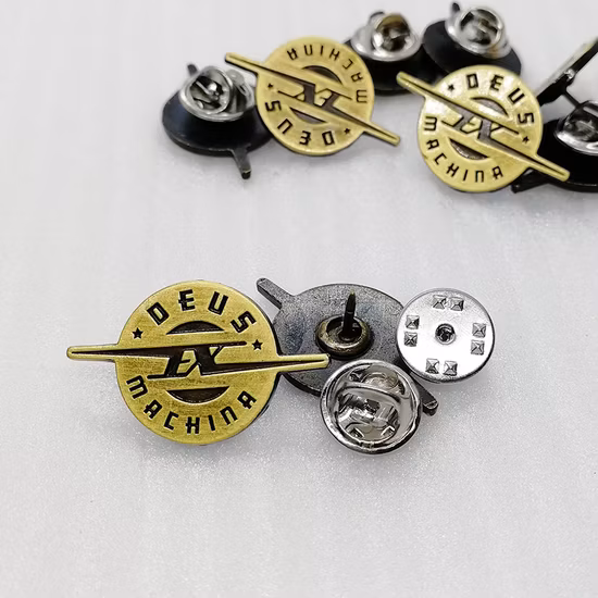 Modische, individuelle Buchstaben-Logo-Muster-Metallbrosche für Kleidung